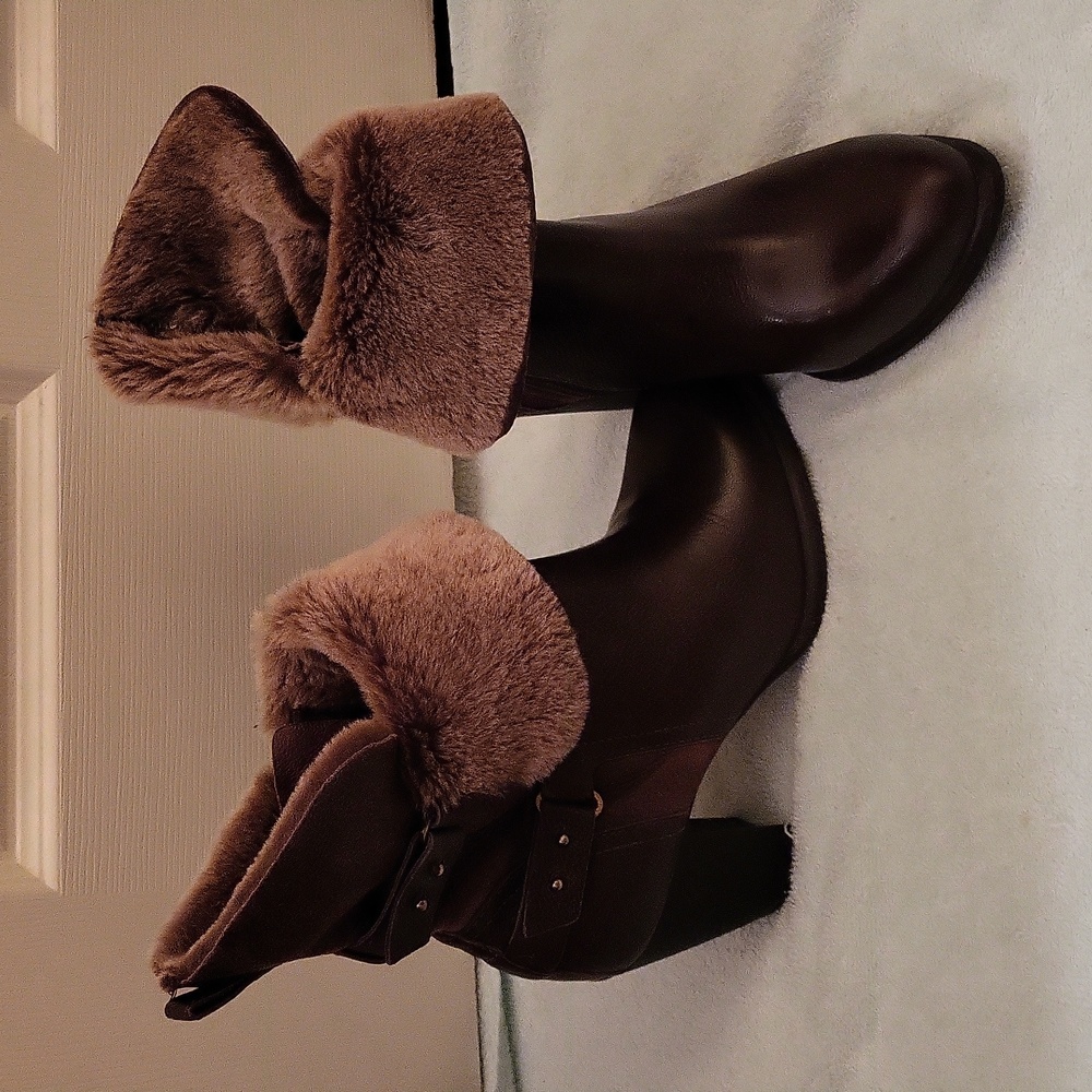 UGGS 100% AUTHENTIC EXCELLENT CONDITION (Like New)